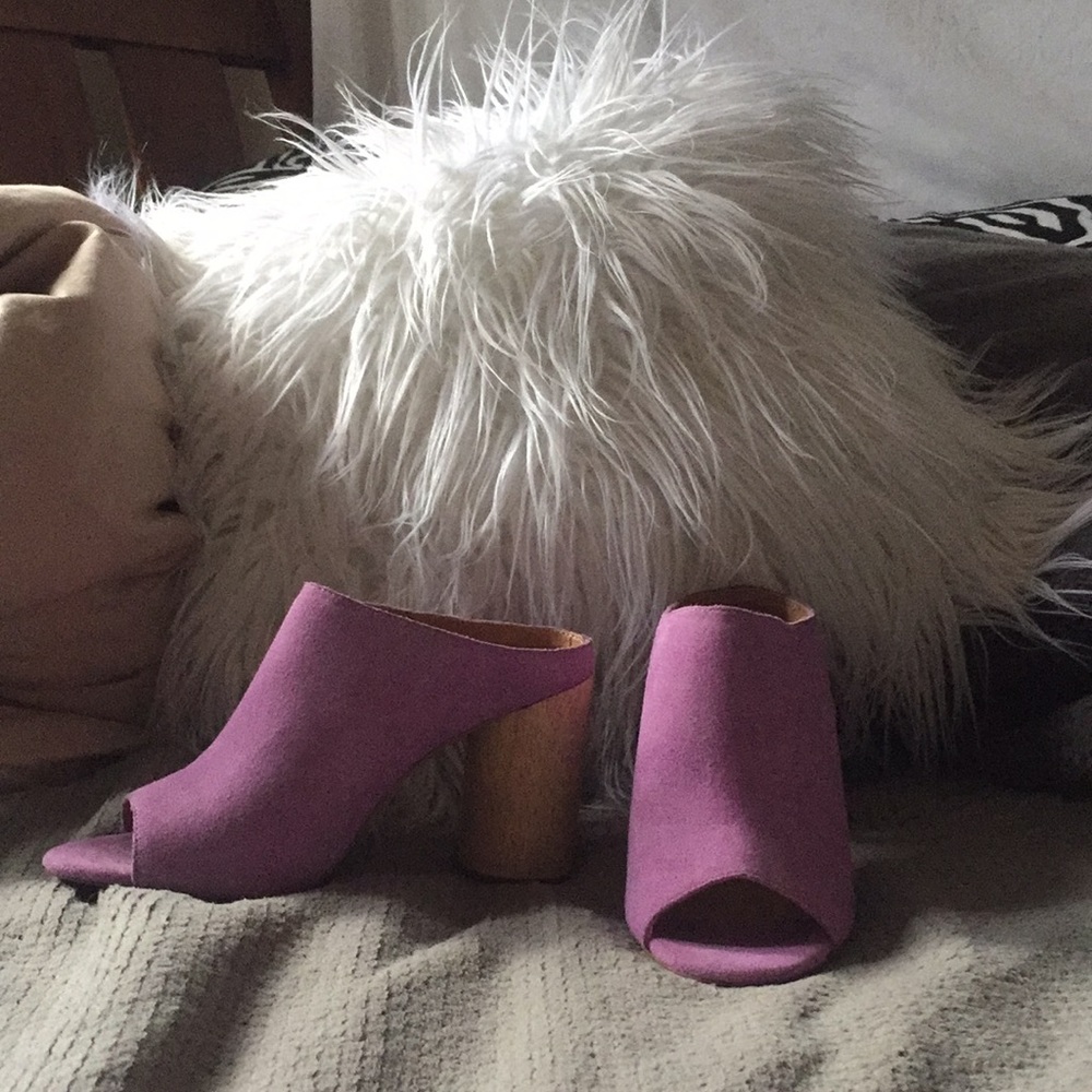 URBAN OUTFITTERS poppy suede wood heel violet
